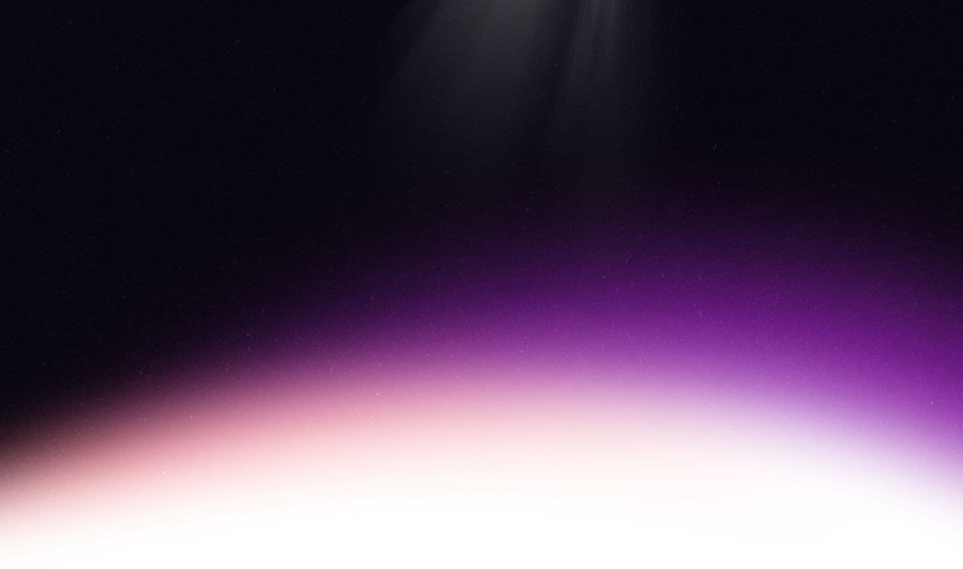 Современный офис веб-студии EGERPRO с компьютерами и рабочими местами